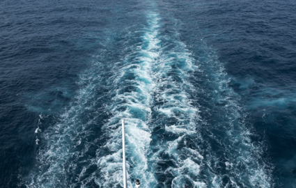 EN: The wake of a ship // DK: Et skibs hækbølge // DE: Die Heckwelle eines Schiffs